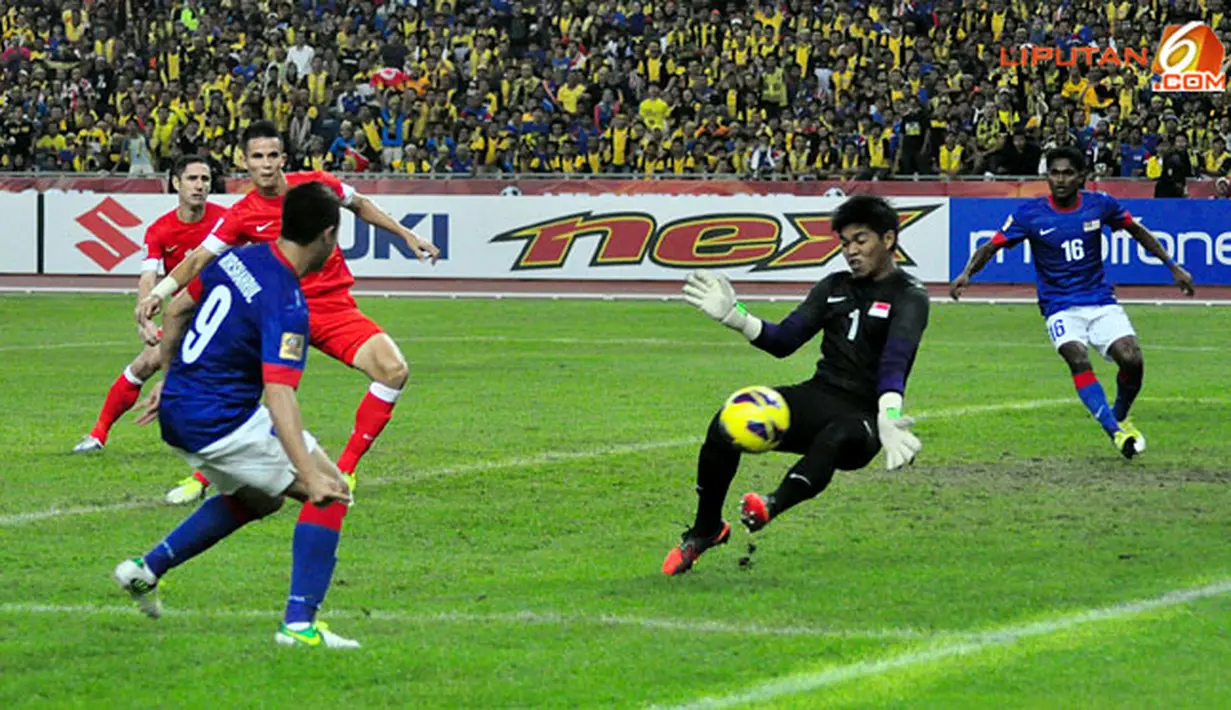 Kiper Singapura, Mohamad Izwan gagalkan tendangan silang pemain Malaysia, Norshahrul Idlan dalam Laga Piala AFF Suzuki 2012 di Stadion Bukit Jalil, Kuala Lumpur, Malaysia, minggu 25 November 2012. pertandingan berakhir 0-3 untuk Singapura.