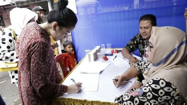 Coblos Ke TPS Bareng Keluarga, Begini Aksi Ayu Ting Ting Saat Pilkada 2018