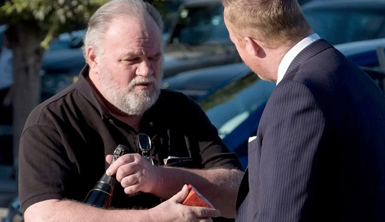 Thomas Markle sendiri   dikatakan batal untuk   menghadiri pernikahan Meghan karena menjual foto-foto Meghan pada paparazzi. (mirror.co.uk)