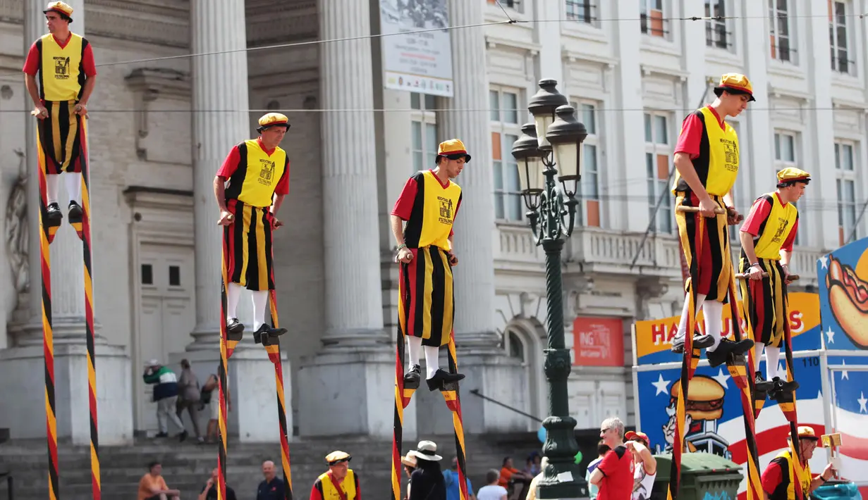Sejumlah orang bermain enggrang selama perayaan Hari Nasional Belgia di Brussels, Kamis (21/7). Belgia dalam status waspada sejak tragedi Bom Brussels yang menewaskan 34 orang pada 22 Maret 2016 lalu. (Foto: Arie Asona)