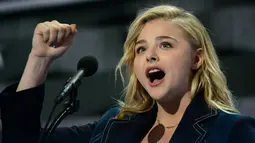 Aktris Chloe Moretz Moretz saat berpidato pada keempat Konvensi Nasional Partai Demokrat di Philadelphia, Pennsylvania, AS (28/7). Artis 19 tahun ini mengajak anak muda AS untuk memilih Hillary Clinton di pemilihan mendatang. (AFP PHOTO/Robyn BECK)