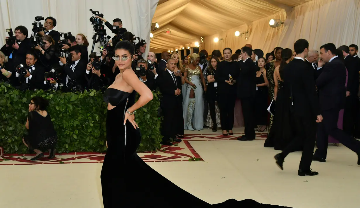 Hal itu terlihat saat Kylie berpose dengan Selena Gomez. (ANGELA WEISS  AFP)