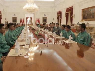 Timnas Indonesia saat makan siang bersama Presiden RI, Joko Widodo di Istana Negara, (19/12/2016). (Bola.com/Nicklas Hanoatubun)