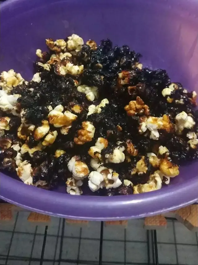 10 Momen Netizen saat Masak Makanan Berakhir Gosong, Apes Banget