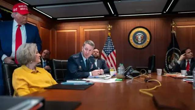 Gedung Putih merilis serangkaian foto yang memperlihatkan momen Presiden Donald Trump menyaksikan langsung jalannya serangan udara Amerika Serikat terhadap fasilitas nuklir Iran (Dok. Gedung Putih).