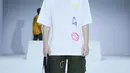 Kali ini koleksi streetwear dari brand Vish by Never Too Lavish yang menampilkan outerwear dengan t-shirt dan pants dengan palet warna army. Gaya streetwear semakin terlihat trendy dengan topi sebagai aksesori. (JFW).