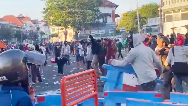 Demo di depan Mapolresta Surabaya ricuh