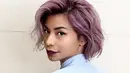 Dengan potongan mediun-long bob wavy hair, Shareefa memilih warna purple ash untuk rambutnya kali ini. Alhasil, penampilannya ini membuat gayanya tetap stunning. (Instagram/shareefadaanish)