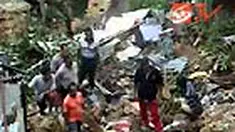 Tujuh orang dalam satu keluarga tewas tertimbun longsor di kawasan Batu Gantung Dalam, Ambon. Longsor terjadi malam hari saat keluarga tersebut tertidur lelap. 