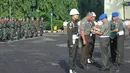 Seremonial pemberhentian tak hormat ini dilakukan dengan cara melepas seragam hijau yang dikenakan Pratu Heri di Markas Pusat Polisi Militer (Puspom), Jakarta, Senin (7/7/14). (Liputan6.com/Herman Zakharia)