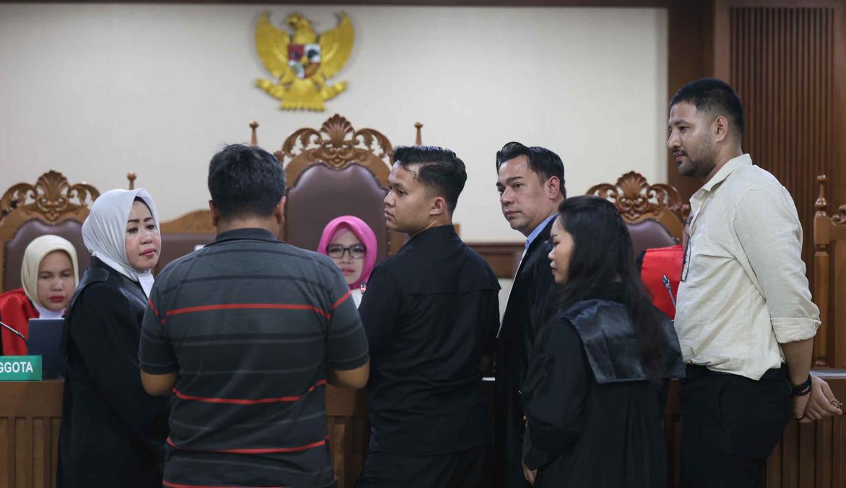 Terdakwa dugaan peredaran narkotika di Rumah Tahanan (rutan) Salemba, Muhammad Ammar Akbar alias Ammar Zoni (kanan) saat mengikuti sidang lanjutan kasusnya di Pengadilan Negeri (PN) Jakarta Pusat, Kamis (15/1/2025). Sidang lanjutan dugaan peredaran narkotika di Rumah Tahanan (rutan) Salemba dengan terdakwa Muhammad Ammar Akbar alias Ammar Zoni kembali digelar di Pengadilan Negeri (PN) Jakarta Pusat, (KapanLagi.com/Budy Santoso)