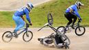 Pebalap sepeda BMX asal Latvia Kristens Krigers (tengah) terjatuh di perlombaan Final Men Elite dalam Piala Dunia Supercross BMX, di Bogota pada 29 Mei 2021. (Foto: AFP/Raul Arboleda)