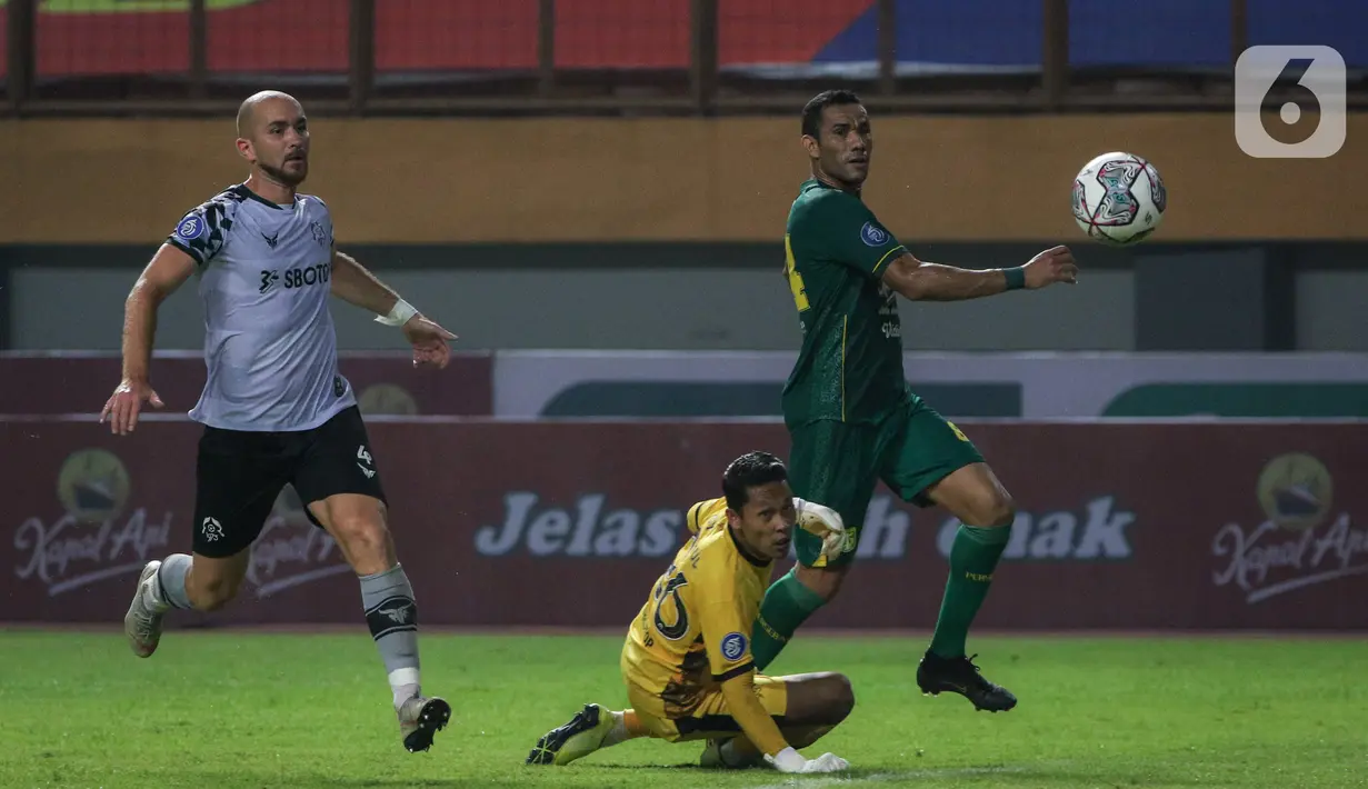 Penyerang Persebaya Surabaya, Jose Wilkson Teixeira Rocha (kanan) saat mencetak gol ketiga timnya ke gawang Persikabo 1973 pada pekan kedua BRI Liga 1 2021/2022 di Stadion Wibawa Mukti, Cikarang, Sabtu (11/09/2021). Persebaya menang atas Persikabo 1973 dengan skor 3-1. (Bola.com/Bagaskara Lazuardi)