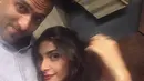 Awalanya beredar kabar jika pernikahan Sonam Kapoor akan digelar di India dan luar negeri. Kabarnya pernikahan itu digelar selama berhari-hari. (Foto: instagram.com/anandahuja)