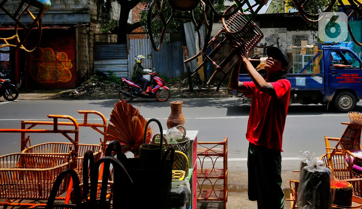 Perajin menata hasil kerajinan dari rotan di kawasan Tangerang, Banten, Rabu (17/2). Pandemi corona memukul banyak sektor usaha tak terkecuali UMKM akibat adanya pembatasan aktivitas masyarakat yang membuat omzet penjualan kerajinan rotan menurun. (Liputan6.com/Angga Yuniar)