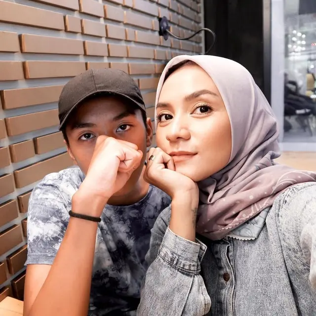 Potret kebersamaan seleb wanita bersama putranya yang sudah beranjak remaja.