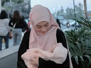 Larissa Chou masih merahasiakan wajah Baby Alesha hingga kini. Resmi jadi ibu dua anak di usia 28 tahun, kebahagiaan terpancar jelas di wajah saudara ipar Nadya Mustika Rahayu ini. Ibu dan anak bayi perempuannya ini selaras dengan busana nuansa merah muda, Larissa Chou pakai hijab warna merah muda, sementara Baby Alesha dengan selimut merah mudanya. (Liputan6.com/IG/@larissachou)