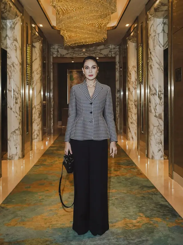 9 Inspirasi Padu Padan Blazer hingga Jas ala Luna Maya, Modis di Setiap Momen