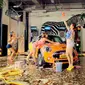 Para gadis bersenang-senang sambil mencuci mobil yang diproduksi oleh BMW tersebut. 