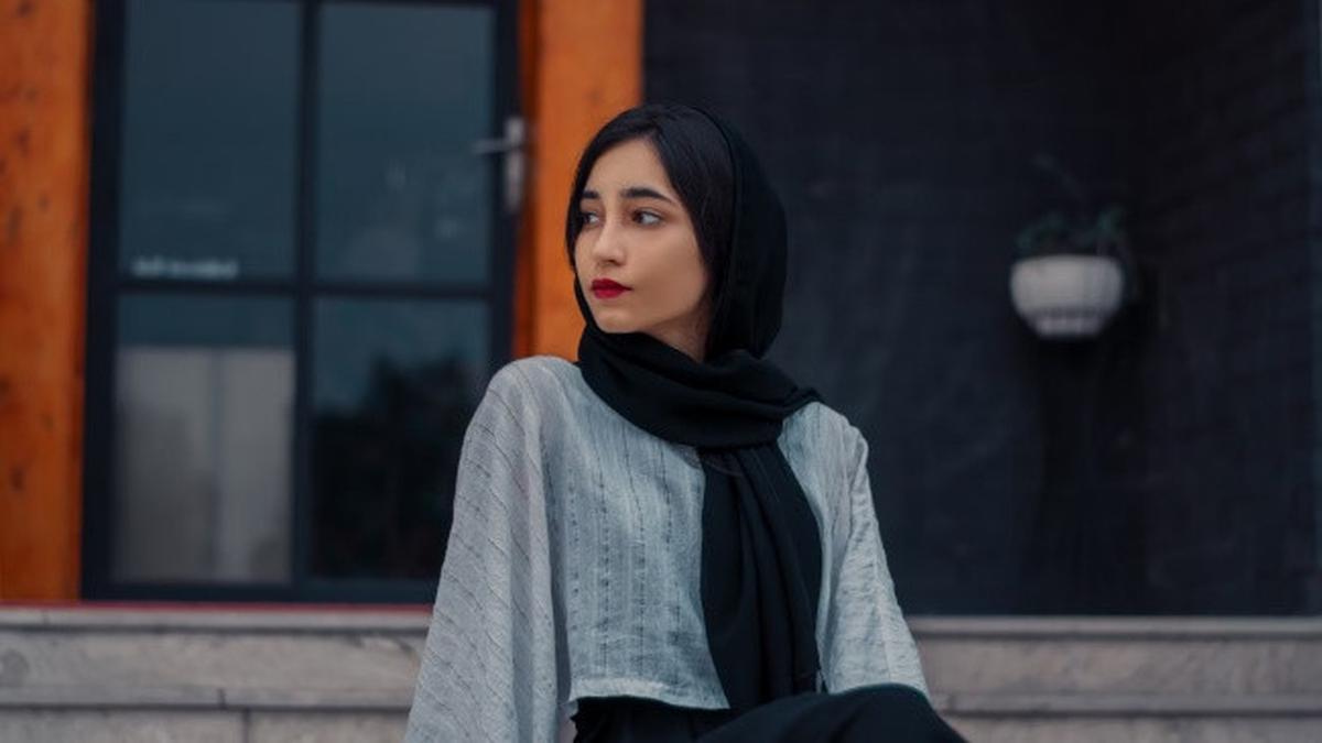 9 Inspirasi Outer Mewah Hijab yang Sedang Tren 2025, Bisa untuk Keseharian hingga Hadiri Acara Spesial