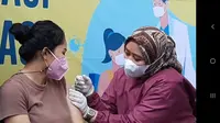 Seorang peserta vaksinasi dari kalangan ibu hamil kota Tasikmalaya, Jawa Barat tengah mengikuti program vaksinasi berhadiah layana USG kandungan secara gratis. (Liputan6.com/Jayadi Supriadin)