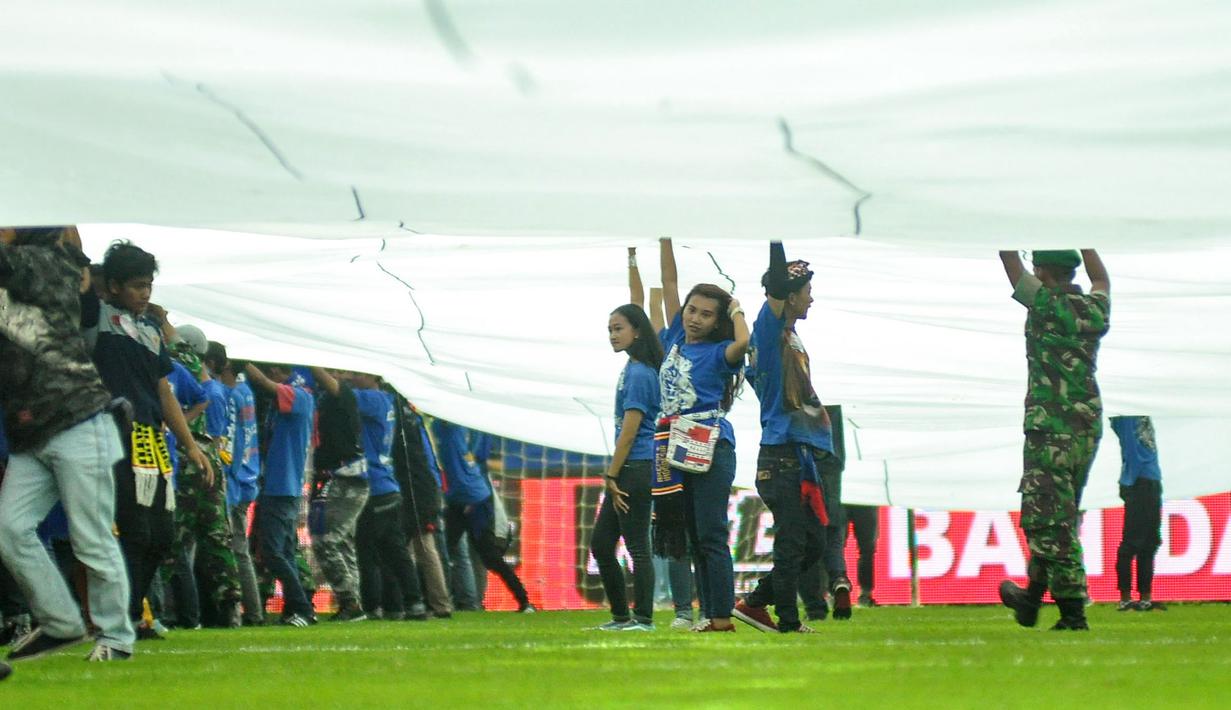 Jumlah Aremania yang akan menyaksikan pertandingan Arema Cronus kontra Persela pada Minggu (6/11/2016)  diprediksi bakal berlimpah. (Bola.com/Iwan Setiawan)