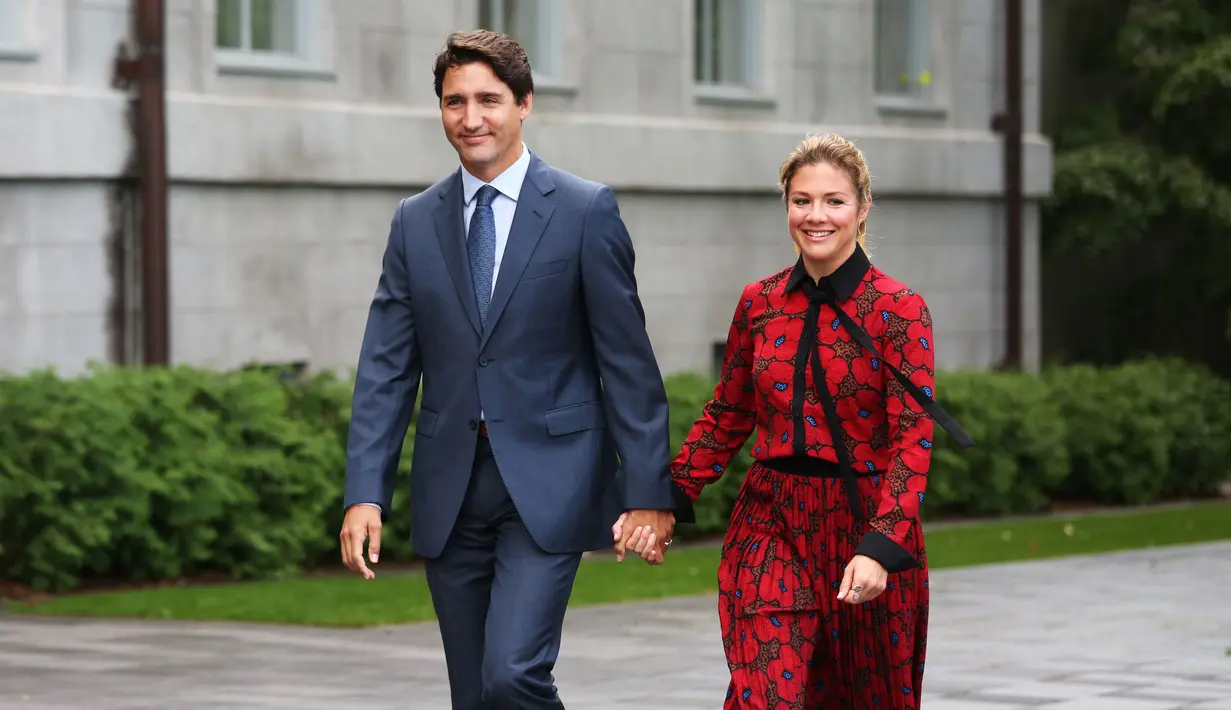 File foto pada 11 September 2019, PM Kanada Justin Trudeau dan istrinya Sophie Gregorie Trudeau tiba di Rideau Hall di Ottawa. Istri PM Kanada dinyatakan positif Virus Corona COVID-19 pada Kamis 12 Maret setelah mulai merasa sakit pada Rabu malam sekembalinya dari acara di London. (Dave Chan/AFP)