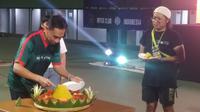 Pemimpin Redaksi (Pemred) Bola.com, Erwin Fitriansyah, secara simbolis memotong tumpeng dalam perayaan ulang tahun Bola.com ke-8 (Sewindu Bola.com) yang berbarengan dengan nobar final Liga Champions bersama Inter Club Indonesia (ICI) di Tennis Indoor Senayan, Jakarta, Minggu (11/6/2023). (Bola.com/Gregah Nurikhsani)
