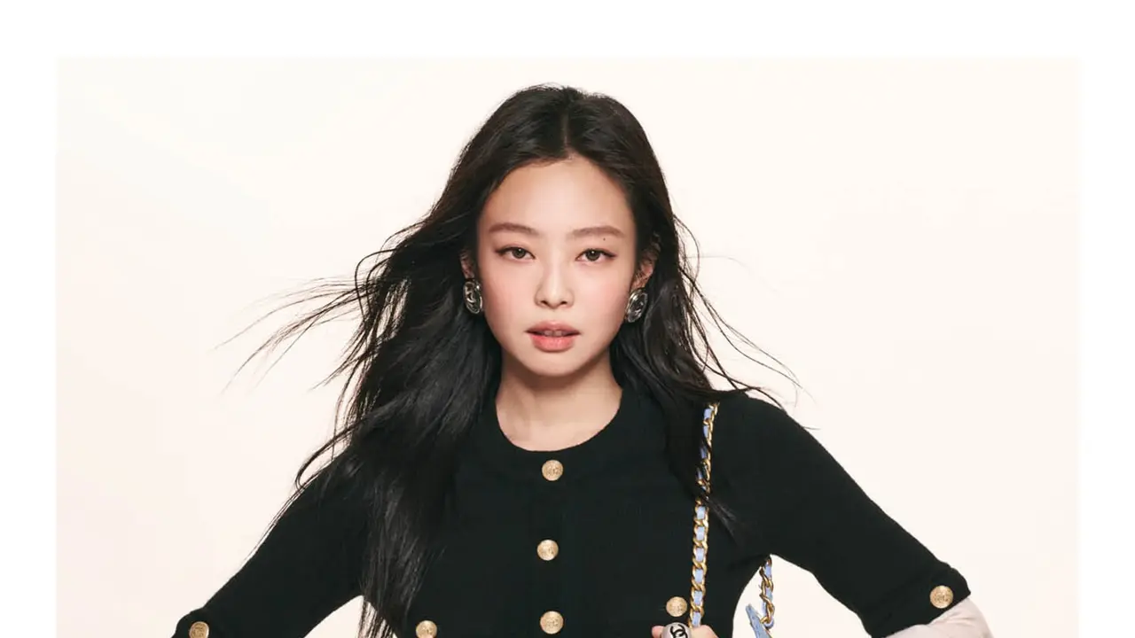 Dari Partner Duet sampai Fashion, 8 Adu Gaya Dua Lipa-Jennie BLACKPINK Bintangi Kampanye CHANEL 25 Handbag