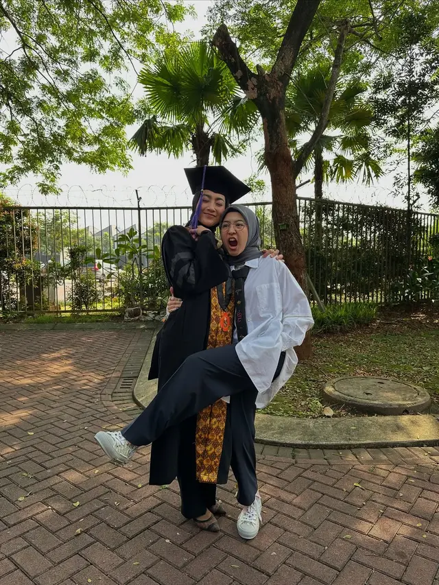Potret Desy Ratnasari Wisuda