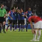 Para pemain Timnas Indonesia hanya bisa terdiam, kontras dengan timnas Malaysia usai membobol gawang Indonesia di final leg kedua Piala AFF 2010 di Jakarta. (AFP/Bay Ismoyo)