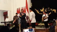 Hafal Pancasila, Petugas Paduan Suara Ini Dapat Sepatu Milik Jokowi