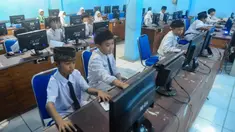 Sejumlah siswa mengikuti ujian Asesmen Nasional Berbasis Komputer (ANBK) di SDI Al Hidayah, Cinere, Depok, Senin (4/11/2024). (merdeka.com/Arie Basuki)