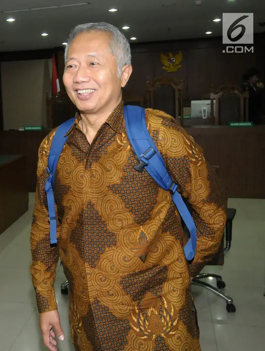 Terdakwa suap perizinan dan pengadaan proyek di lingkungan Ditjen Hubla TA 2016-2017 Antonius Tonny Budiono bersiap meninggalkan ruang sidang Pengadilan Tipikor, Jakarta, Kamis (17/5). Ia divonis lima tahun penjara. (Liputan6.com/Helmi Fithriansyah)