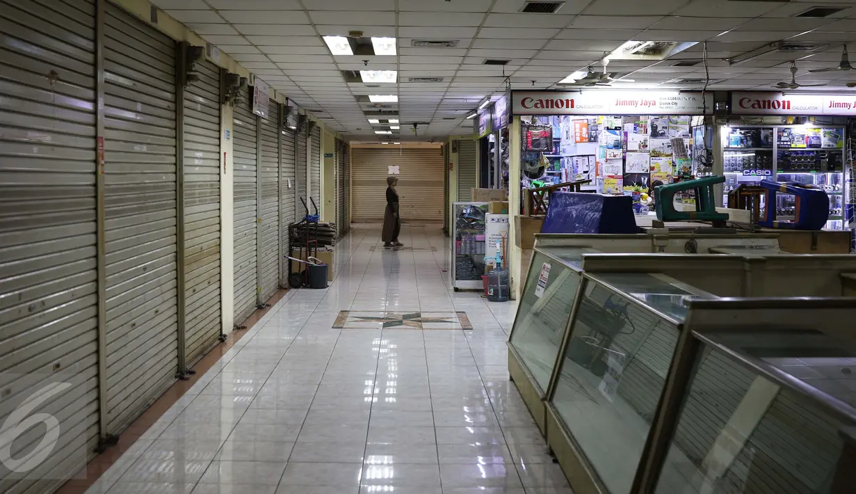 Aktivitas pertokoan di kawasan Pasar Glodok City, Jakarta Barat, Jumat (4/11). Khawatir jadi sasaran anarkisme para pendemo, sebagian pedagang di kawasan Glodok memilih libur dan menutup toko. (Liputan6.com/Gempur M Surya)