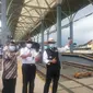Gubernur Ridwan Kamil, Bupati Garut Rudy Gunawan dan Dirut PT KAI selepas melakukan pengecekan jalur revitalisasi Stasiun Garut. (Liputan6.com/Jayadi Supriadin)