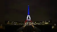 Menara Eiffel dengan kembali dibuka untuk umum sejak insiden berdarah pada hari Jumat. (Metro)