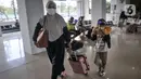 Calon penumpang membawa barang saat menuju bus AKAP di Terminal Jatijajar, Depok, Jawa Barat, Minggu (16/4/2023). (merdeka.com/Iqbal S Nugroho)