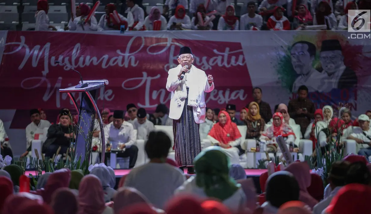 Cawapres nomor urut 01 Ma'ruf Amin memberi sambutan dalam deklarasi Arus Baru Muslimah di Istora Senayan,  Jakarta, Minggu (24/2). Arus Baru Muslimah menilai Jokowi-Ma'ruf punya visi misi majukan program keumatan. (Liputan6.com/Faizal Fanani)