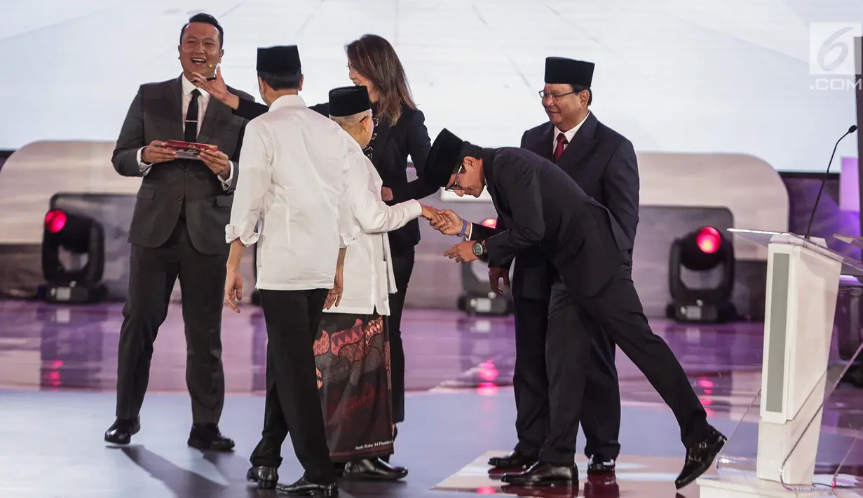 Capres dan cawapres nomor urut 01 Joko Widodo atau Jokowi-Ma'ruf Amin bersalaman dengan capres dan cawapres nomor urut 02 Prabowo Subianto-Sandiaga Uno usai debat perdana Pilpres 2019 di Hotel Bidakara, Jakarta, Kamis (17/1). (Liputan6.com/Faizal Fanani)