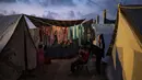 Ada sekitar 120 tenda yang didirikan untuk menampung warga Palestina yang mengungsi. (AP Photo/Fatima Shbair)