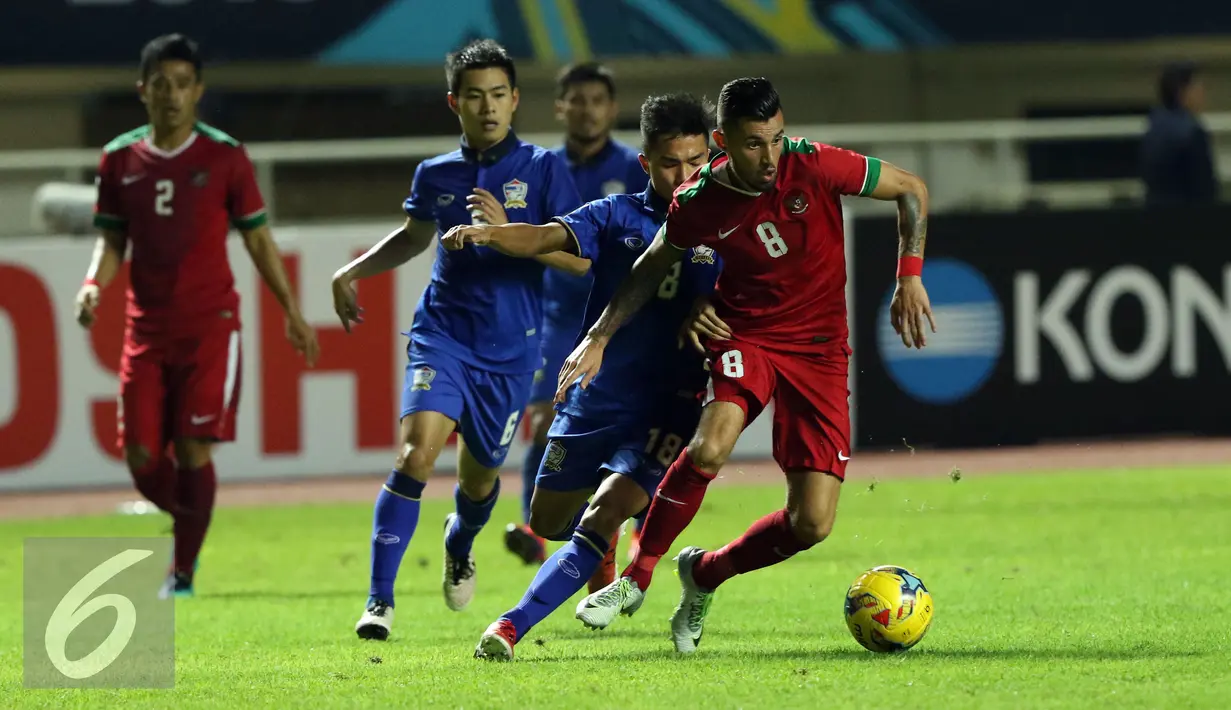 Gelandang Timnas Indonesia, Stefano Lilipaly (kanan) mencoba melewati kawalan pemain Thailand saat final pertama Piala AFF 2016 di Stadion Pakansari, Bogor, Rabu (14/12). Indonesia unggul 2-1 atas Thailand. (Liputan6.com/Helmi Fithriansyah)