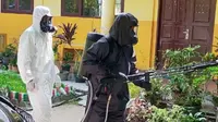 Petugas menyemprotkan cairan disinfektan untuk mencegah penyebaran Covid-19 di Riau. (Liputan6.com/M Syukur)