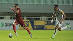 Persis Solo yang kalah di laga perdana langsung tancap gas di laga ini. Hasilnya mereka berhasil unggul ketika babak pertama baru berjalan tiga menit lewat eksekusi penalti sempurna Beto Goncalves. (Bola.com/M Iqbal Ichsan)