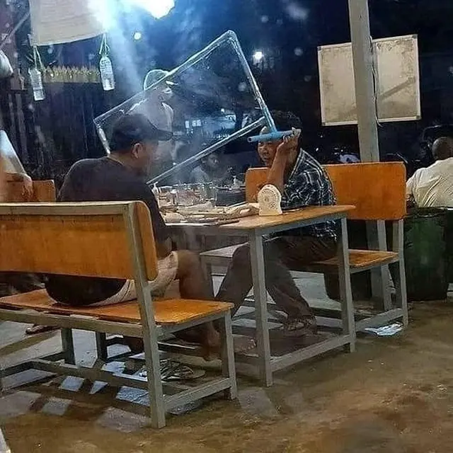 7 Potret Kocak Jaga Jarak di Tempat Makan Ini Bikin Ngakak