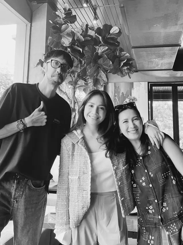 6 Potret Pemain 'Di Sini Ada Setan' di Ultah Rieta Amilia, Kompak dengan Nagita