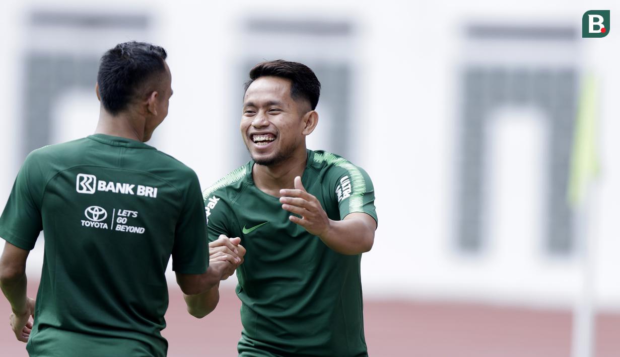 Pemain Timnas Indonesia, Andik Vermansah, salaman dengan Riko Simanjuntak saat latihan di Stadion Wibawa Mukti, Jawa Barat, Sabtu (3/11). Latihan ini persiapan jelang Piala AFF 2018. (Bola.com/M Iqbal Ichsan)