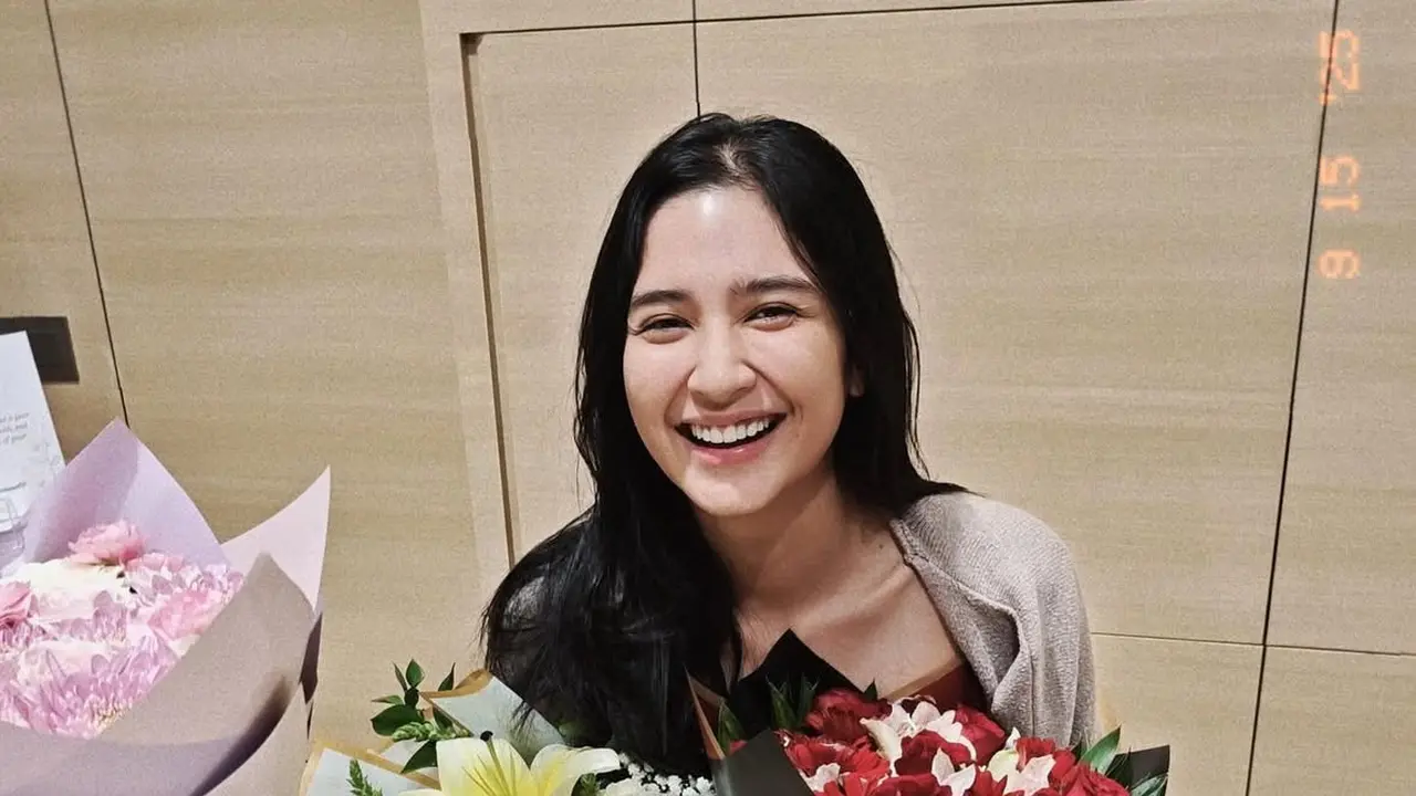 Penampilan Mikha Tambayong saat rayakan ulang tahun ke-31 pancaran kecantikan natural di usia yang baru. [@miktambayong]