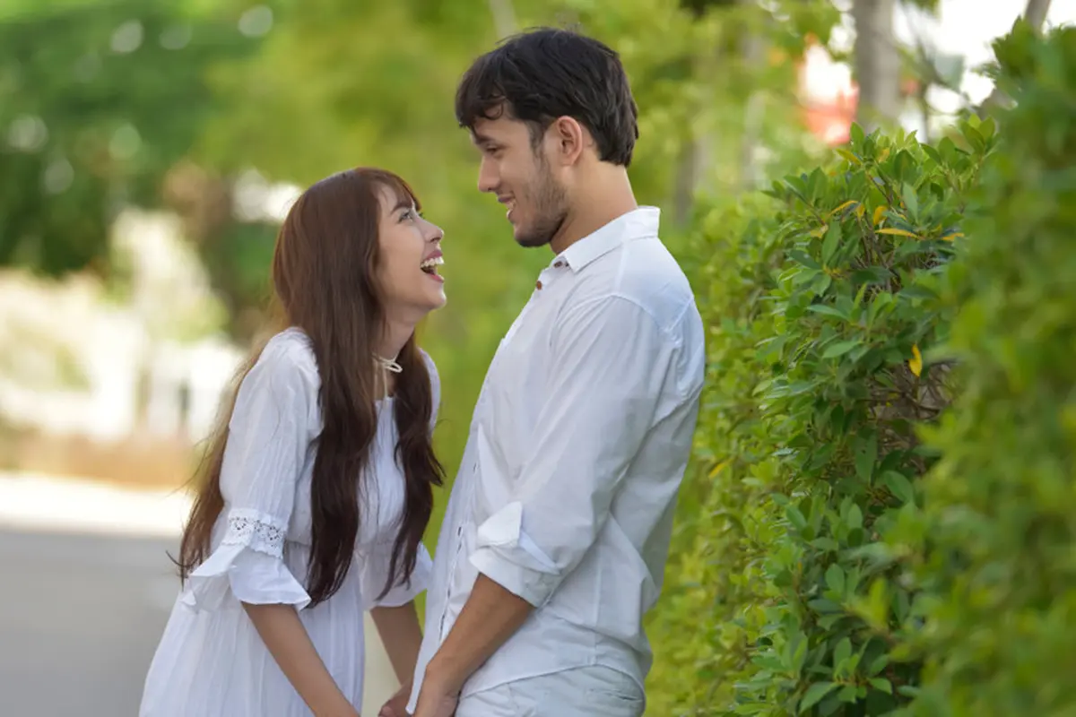 couple romantis bahagia