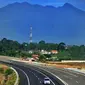 Kendaraan melintasi tol dengan latar belakang Gunung Salak menuju arah Ciawi di kawasan Ciawi Bogor (20/6). Mulai kemarin tol fungsional Bocimi seksi 1 Ciawi-Cigombong diberlakukan satu arah menuju Ciawi. (Merdeka.com/ Arie Basuki)